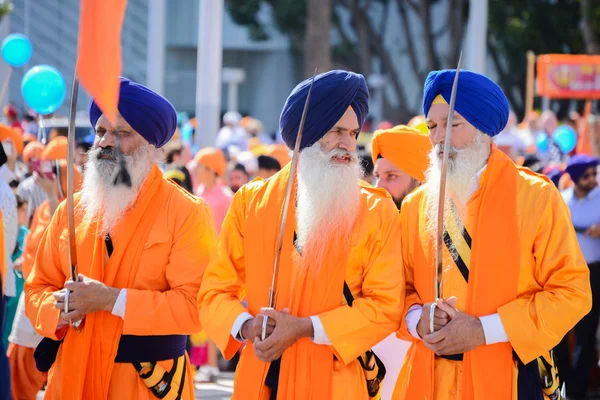 Devoto Sikhs con turbantes azules sosteniendo espadas — Foto de Stock