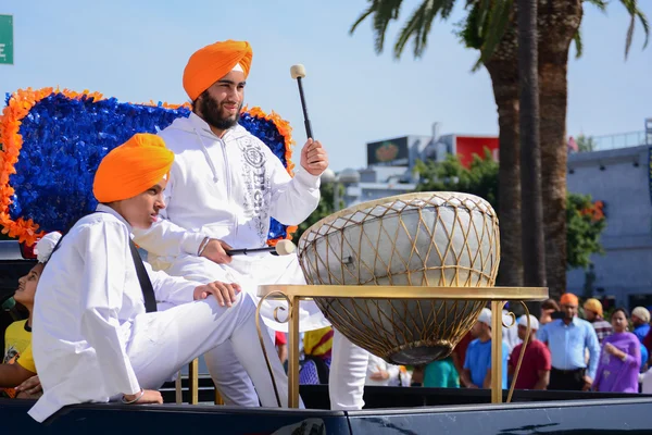 Eifriger Anhänger sikh schlägt eine Trommel. — Stockfoto