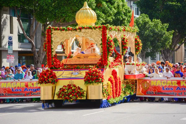 Sikh devoti che marciano dietro un galleggiante — Foto Stock