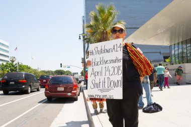 Geçenler için işaret gösteren kadın