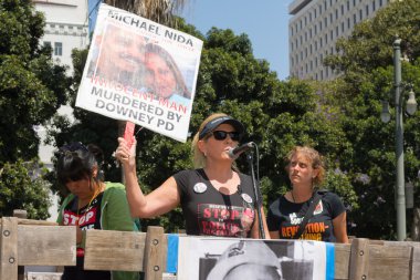 Polis tarafından öldürülen masum bir adam hakkında konuşan kadın