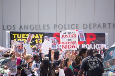 Los Angeles Polis Departme önünde yükseltilmiş işaretleri grubu