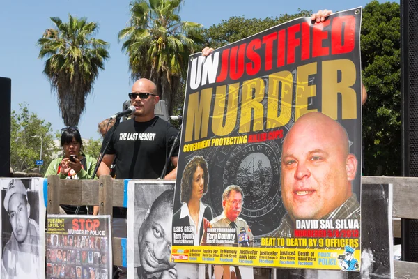 Öldürülen aile üyesi hakkında konuşan adam