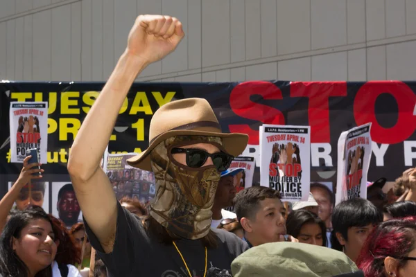 Homem usando máscara facial levantando a mão para justiça — Fotografia de Stock