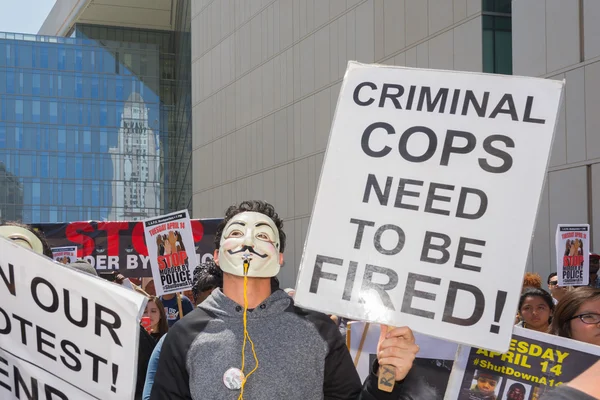 Hombre con máscara sosteniendo un cartel —  Fotos de Stock