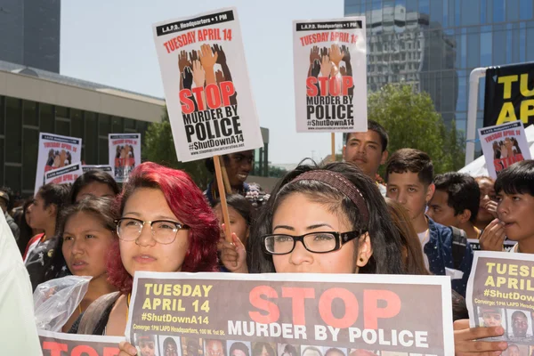 İnsanlar gösteren işaretler