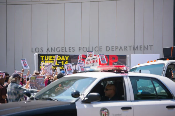 La polizia osserva le persone di fronte ai dipartimenti di polizia di Los Angeles — Foto Stock