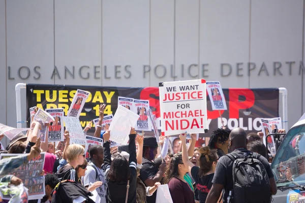 Pessoas com sinais levantados em frente ao Departamento de Polícia de Los Angeles — Fotografia de Stock