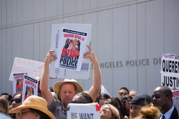 Persone che alzano cartelli davanti al Dipartimento di Polizia di Los Angeles — Foto Stock