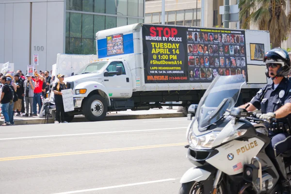 Camión con pancarta aparcada frente al departamento de policía —  Fotos de Stock