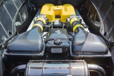 Ferrari motoru araba ekranda