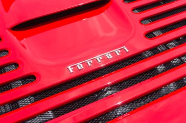 Ferrari logosu araba ekranda