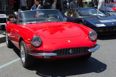 Ferrari 330 Gtc araba ekranda