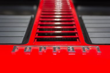 Ferrari logosu araba ekranda