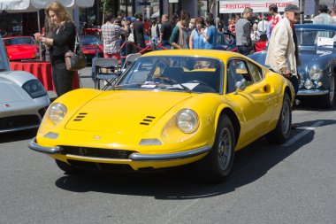 Ferrari Dino 246 Gt araba ekranda