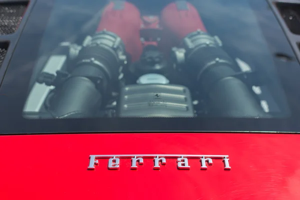 Logo Ferrari et voiture moteur exposés — Photo