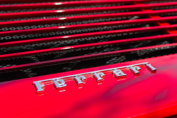 Ferrari logotipo do carro em exibição — Fotografia de Stock