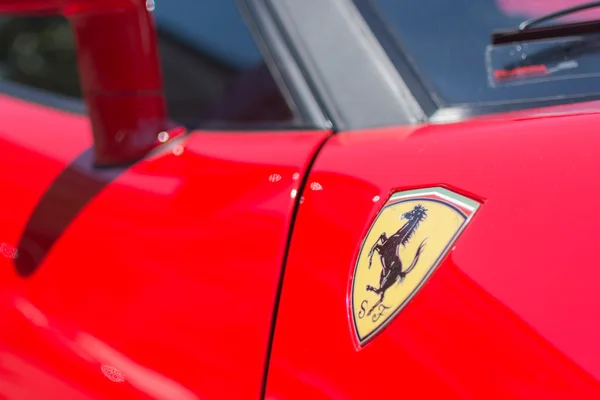 Ferrari logo auto op display — Stockfoto