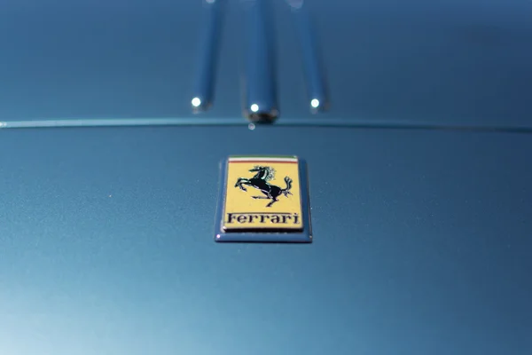 Αυτοκίνητο λογότυπο της Ferrari στην οθόνη — Φωτογραφία Αρχείου
