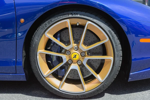 Ferrari wheels on display — Stock Photo, Image