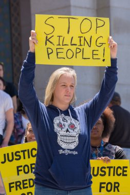 Bir işaret yükselterek kadın