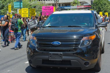 Protestanlar caddelerde işaretiyle izlerken polis