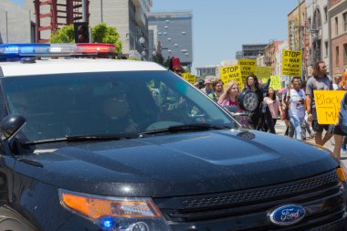 Protestanlar caddelerde işaretiyle izlerken polis