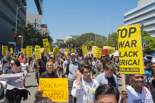 Grupo de personas con carteles — Foto de Stock