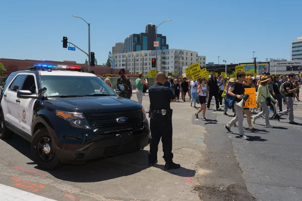 Policía vigilando a protestantes en las calles con carteles —  Fotos de Stock