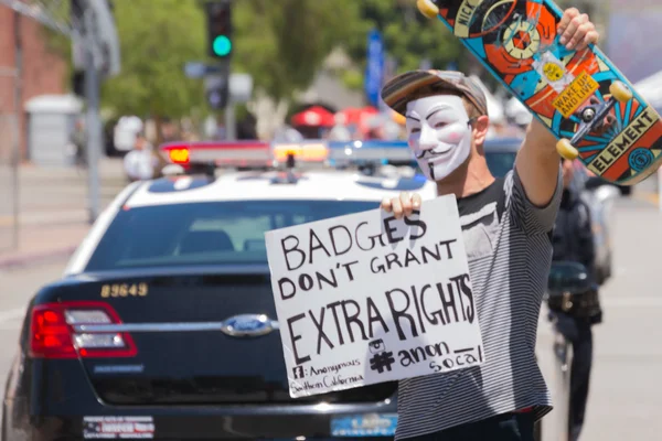 Hombre enmascarado sosteniendo cartel — Foto de Stock