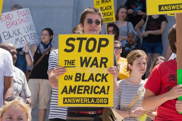 Woman holding sign — Stock Photo, Image