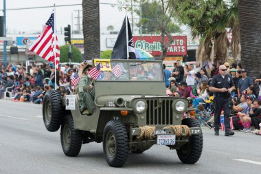 Bize aracın içinde askeri