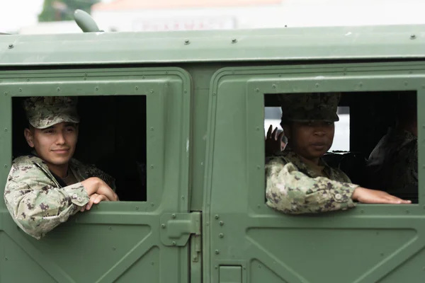 Amerikaanse militaire binnen het voertuig — Stockfoto