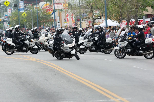 Departamento de Policía de motocicletas oficiales que realizan — Foto de Stock