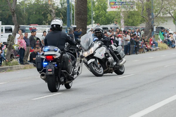 Departamento de Policía de motocicletas oficiales que realizan — Foto de Stock