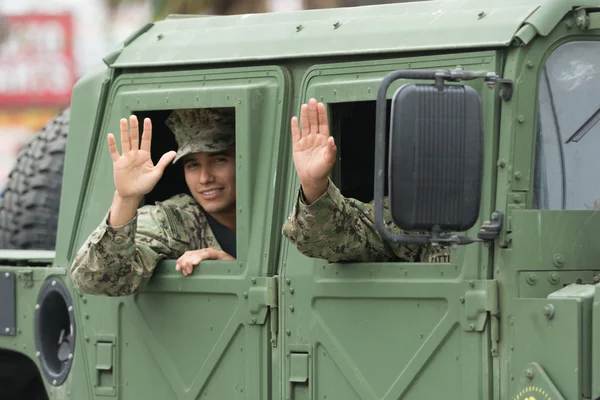 US military waving to the people — Stock Photo, Image