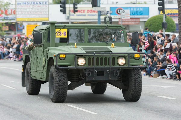 Veicolo militare HMMWV durante la parata del Memorial Day — Foto Stock