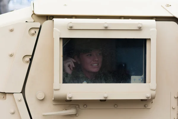 HMMWV Véhicule militaire avec soldat regardant par la fenêtre — Photo