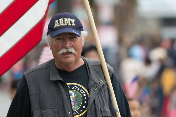 Veteranos militares segurando bandeira — Fotografia de Stock