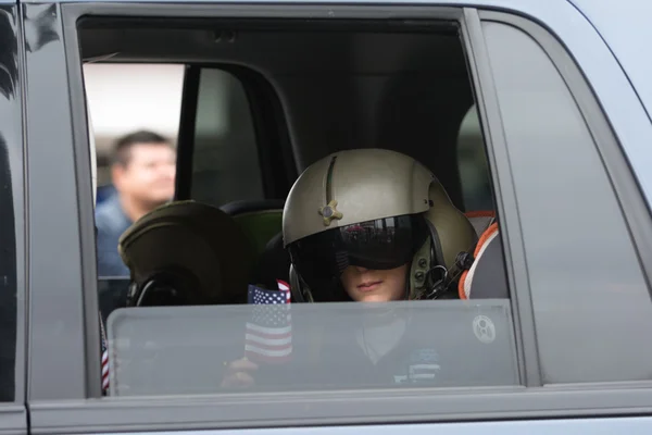 Unidentified child inside the vehicle with military helmet and h — Stock Photo, Image