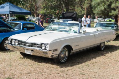 Ekranda Oldsmobile Doksan sekiz ikinci el araç