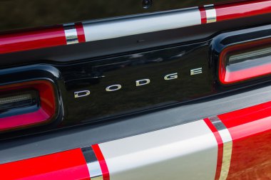 Dodge Challenger araba detay ekranda