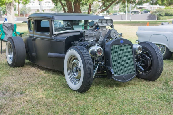 Ford Hot Rod coche en exhibición — Foto de Stock