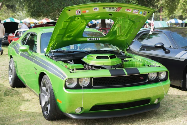 Dodge Challenger autót a kijelzőn — Stock Fotó