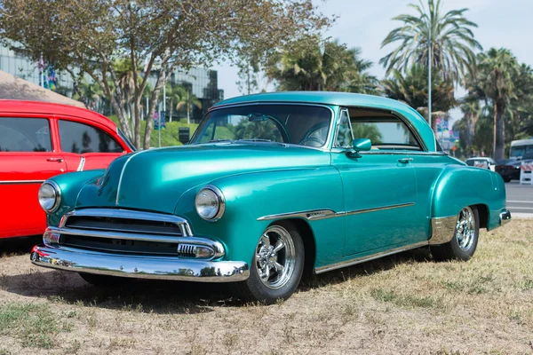 Автомобиль Chevrolet Bel Air на обочине — стоковое фото