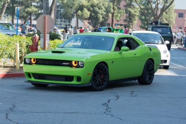 Dodge Challenger Srt araba ekranda