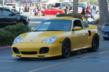 Porsche 911 araba ekranda