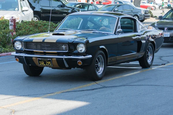 Ford Mustang autó a kijelzőn — Stock Fotó