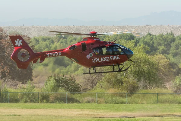 Hooggelegen brandweer helikopter — Stockfoto