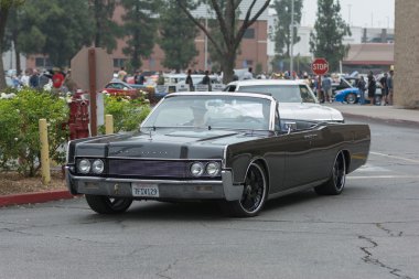 Lincoln Continental araba ekranda